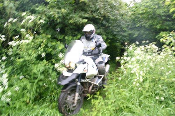 Enduro 2 Lehrgang mit Mottouren,
im Unterholz vor der Kiesgrube