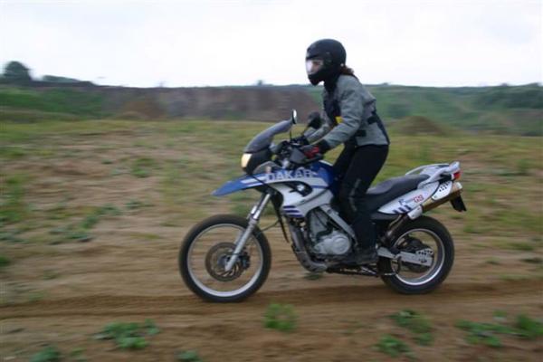 Enduro 2 Lehrgang mit Mottouren,
meine Frau Petra mit ihrer F 650 GS Dakar bei Auffahrten in Kiesgrube