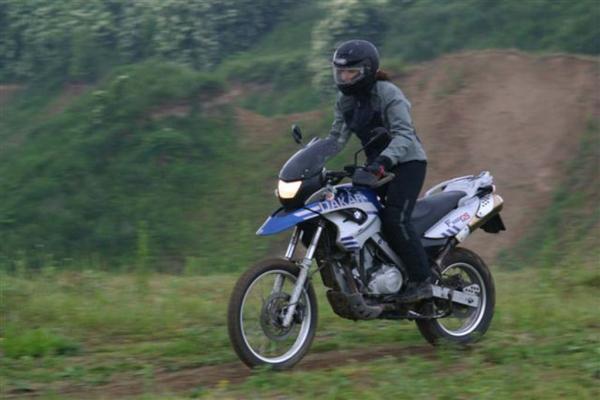 Enduro 2 Lehrgang mit Mottouren,
meine Frau Petra mit ihrer F 650 GS Dakar bei Auffahrten in Kiesgrube