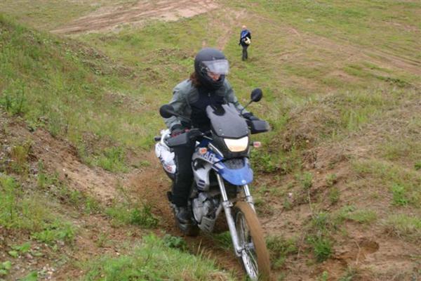 Enduro 2 Lehrgang mit Mottouren,
meine Frau Petra mit ihrer F 650 GS Dakar bei Auffahrten in Kiesgrube