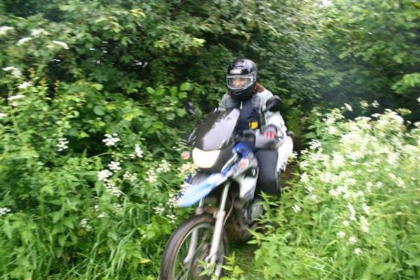 Enduro 2 Lehrgang mit Mottouren,
meine Frau Petra mit ihrer F 650 GS Dakar bei Auffahrten in Kiesgrube