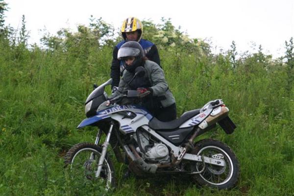 Enduro 2 Lehrgang mit Mottouren,
meine Frau Petra mit ihrer F 650 GS Dakar beim wenden am Hang.