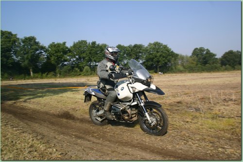 Enduro I Lehrgang mit Mottouren
Abgemähter Acker mit bereits eingefahrener Strecke, 3 Stunden nur Fahr-Technik.