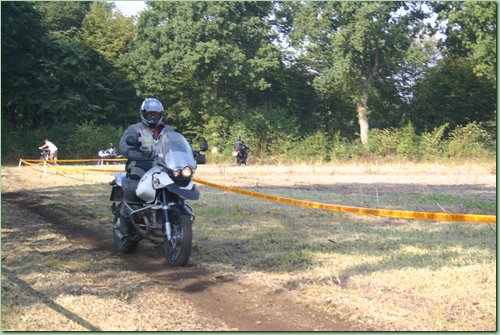 Enduro I Lehrgang mit Mottouren
Abgemähter Acker mit bereits eingefahrener Strecke, 3 Stunden nur Fahr-Technik.