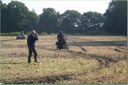 Enduro I Lehrgang mit Mottouren
Abgemähter Acker mit bereits eingefahrener Strecke, 3 Stunden nur Fahr-Technik.