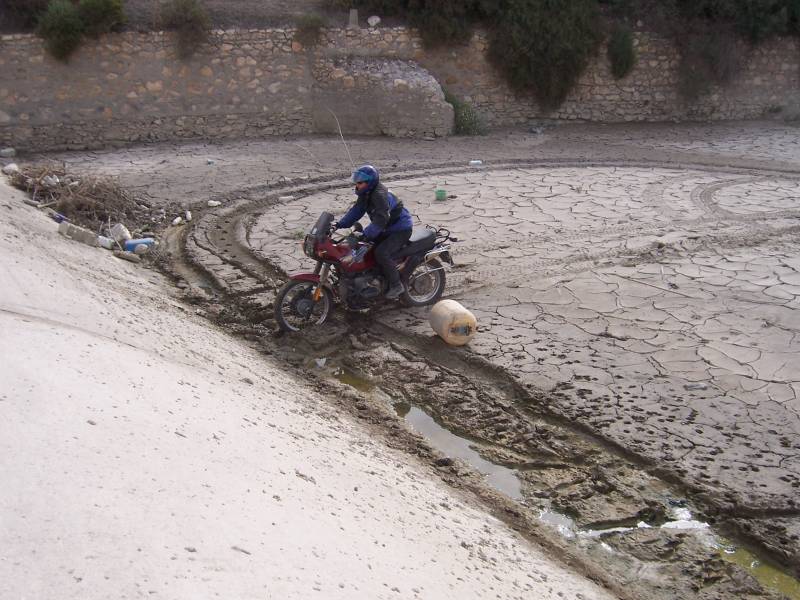 flubett mit schlamm im weg und betonrampe