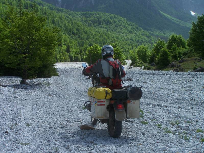 Kilometerlange Strecke im Flubett zum Talende