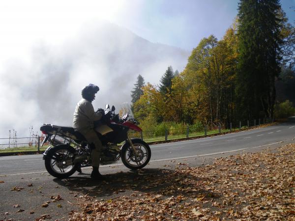 knapp über der nebelgrenze (auffahrt zum klausenpass)