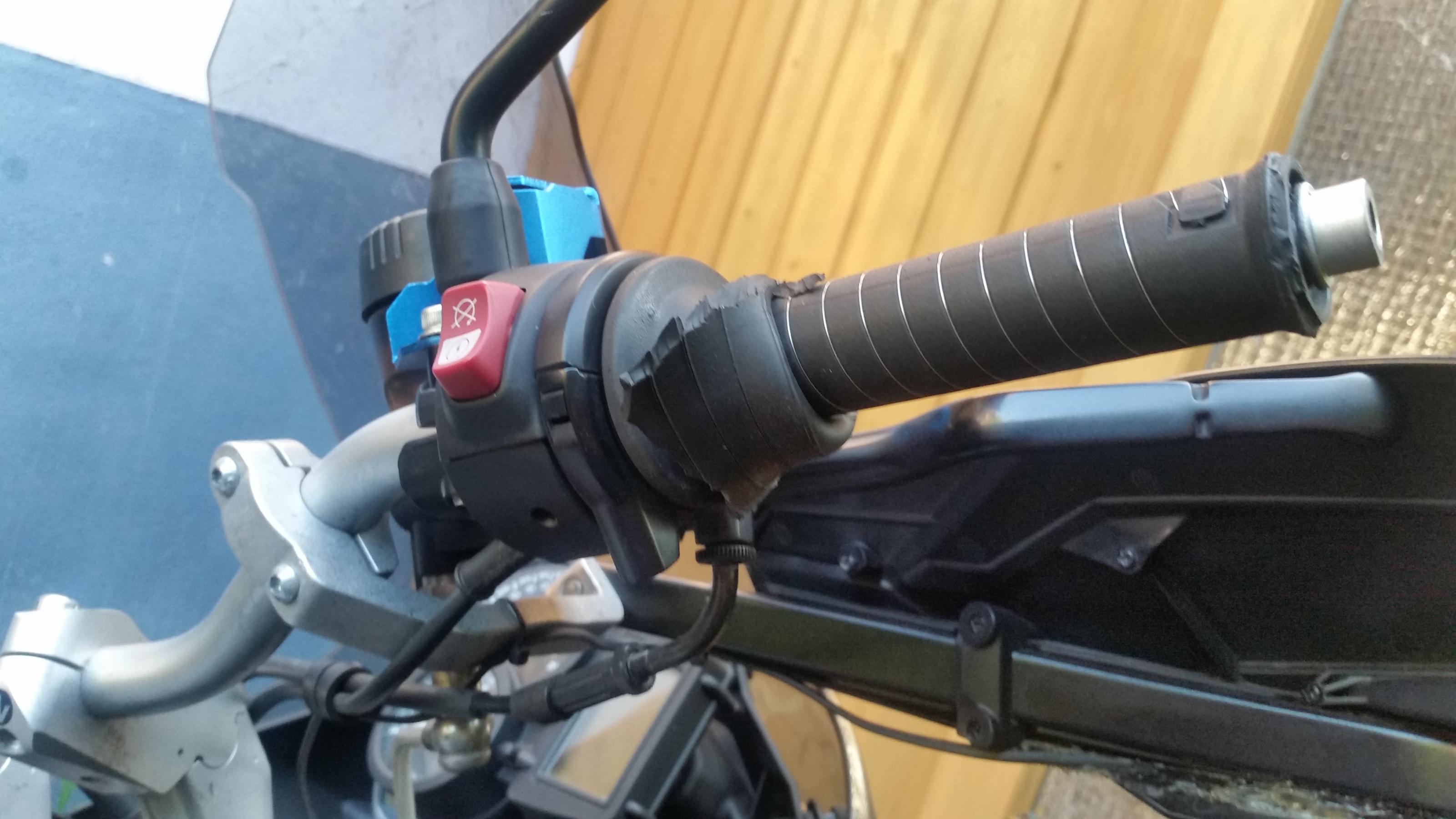 Lenkergriffe wechseln BMW F700GS
Bild 7