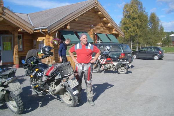 Männersache,
130 km offroad durch den Norwegenwald, Muskelkater in den Oberschenkeln aber keine Schmerzmimik im Gesicht.
Dran denken:
Nur die Harten k