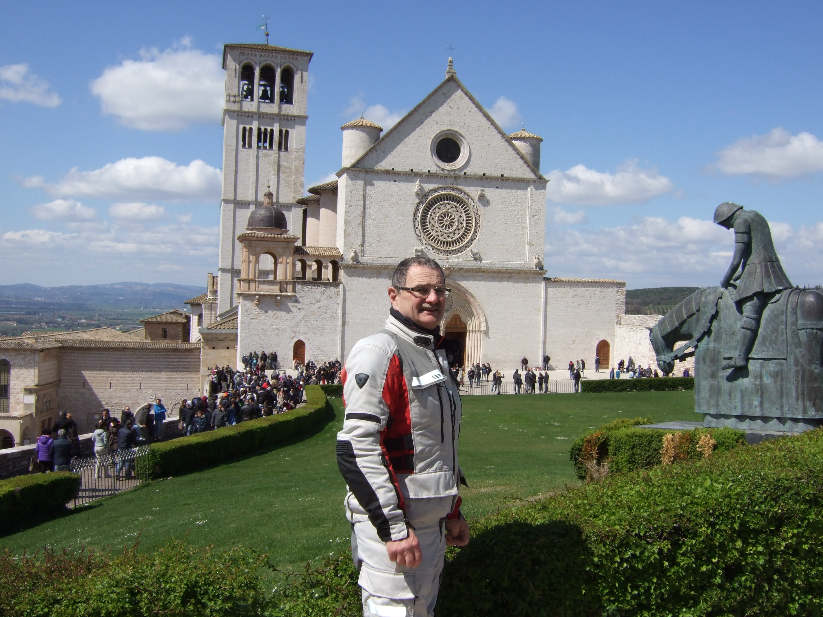 Max vor der KIRCHE st. FRANCESCO in Asissi