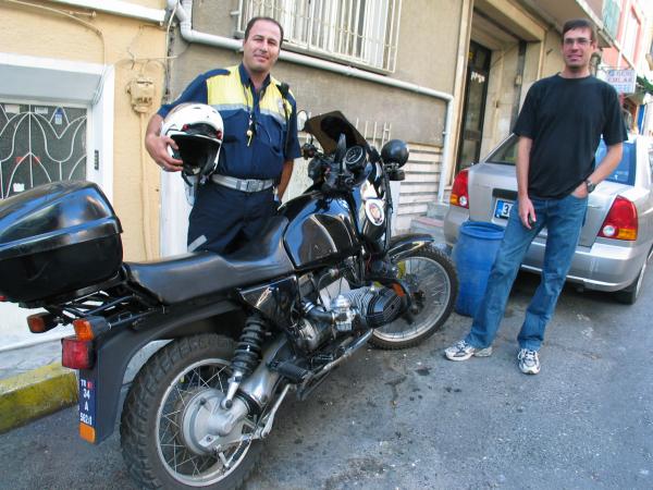 Motorradpolizist in Istanbul mit seiner R 100 GS mit über 200.000 km