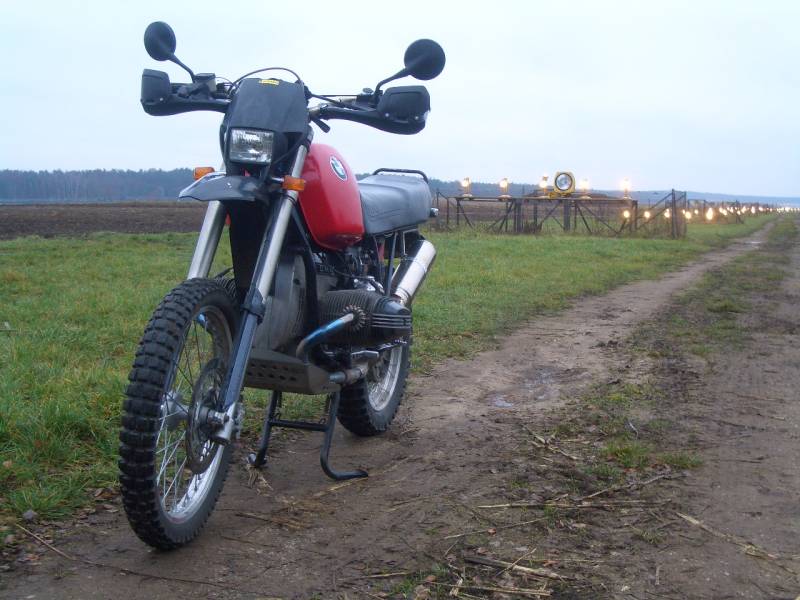 R100GS vor der Landebahn