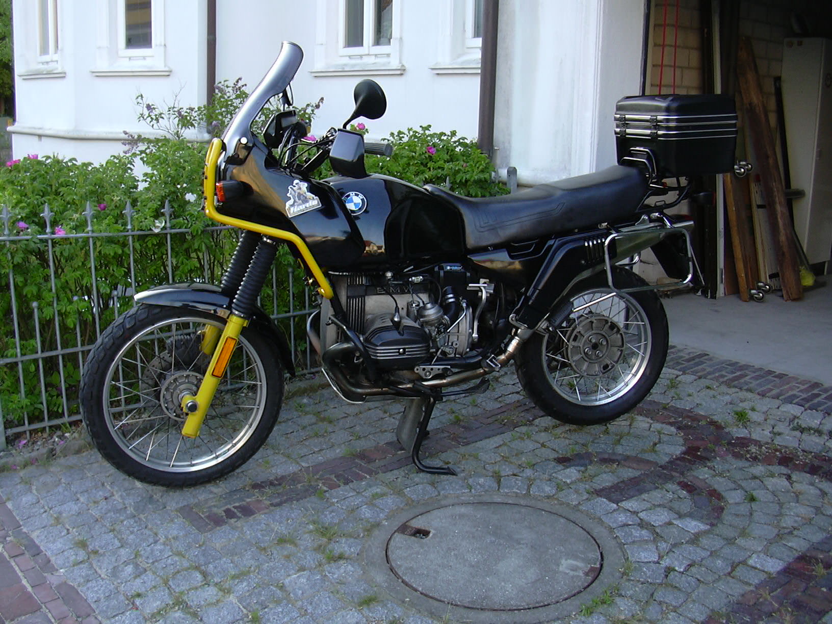 R80GS schwarz gelb