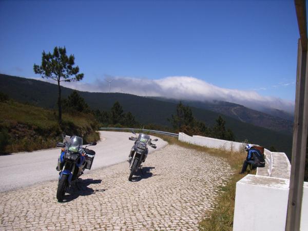 Rallye Lés-a-Lés in der Serra de Acor (Portugal).
Der Fahrer der Super-Tenere war mit seiner Maschine nicht so zufrieden...