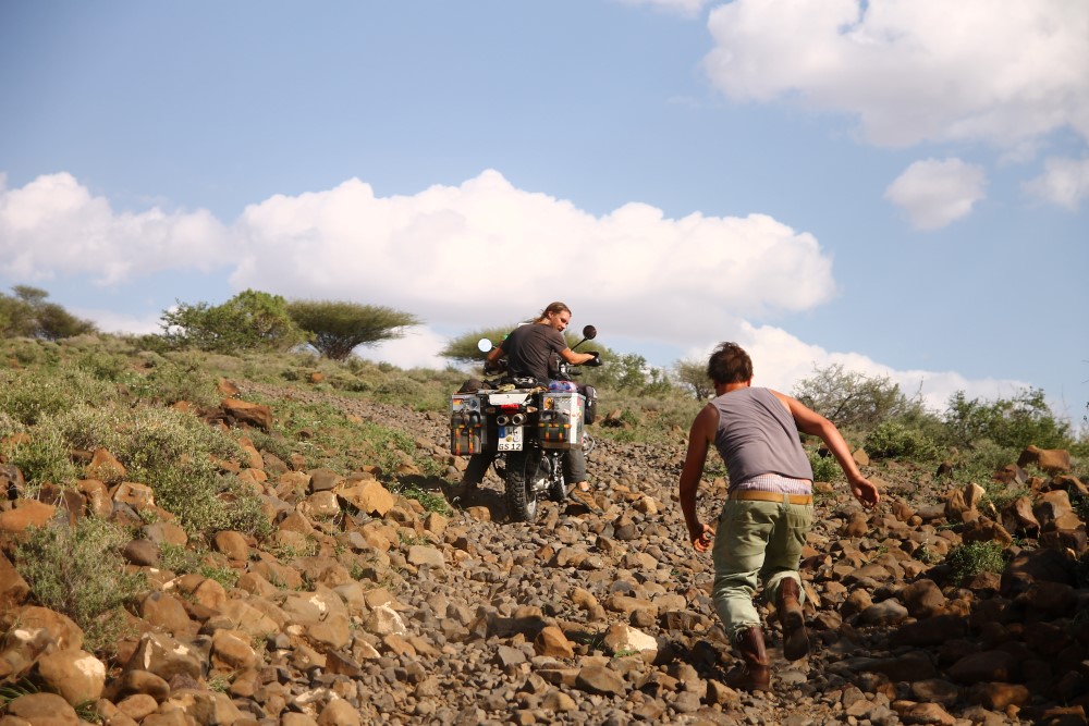 "Son Scheiß!" Eines der übelsten Stücke auf der Turkana -Route von Äthiopien nach Kenia. Bergauf über Faust bis Fußball große Lavabrocken....