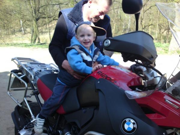 Stolzer Biker + stolzer Opa--> Probesitzen, weil Papa fährt sie nur ein, bis H2O alleine drauf passt