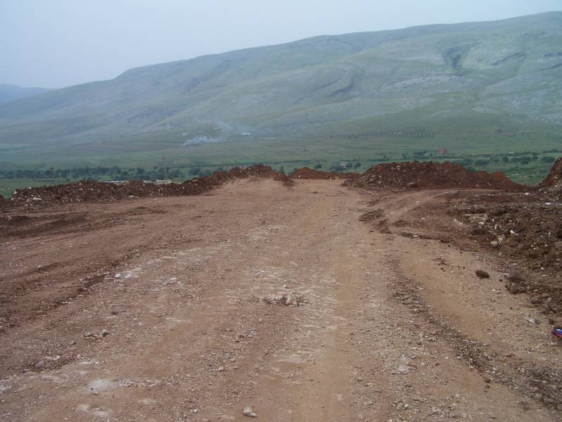 Strasse direkt nach der Gr-AL Grenze in AL