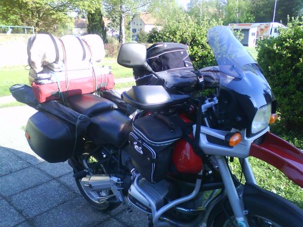 Topcase (50l) und beide Seitenkoffer (35l u. 25l) sind noch leer. Das war mal der 1. Versuch. Weitere folgen!