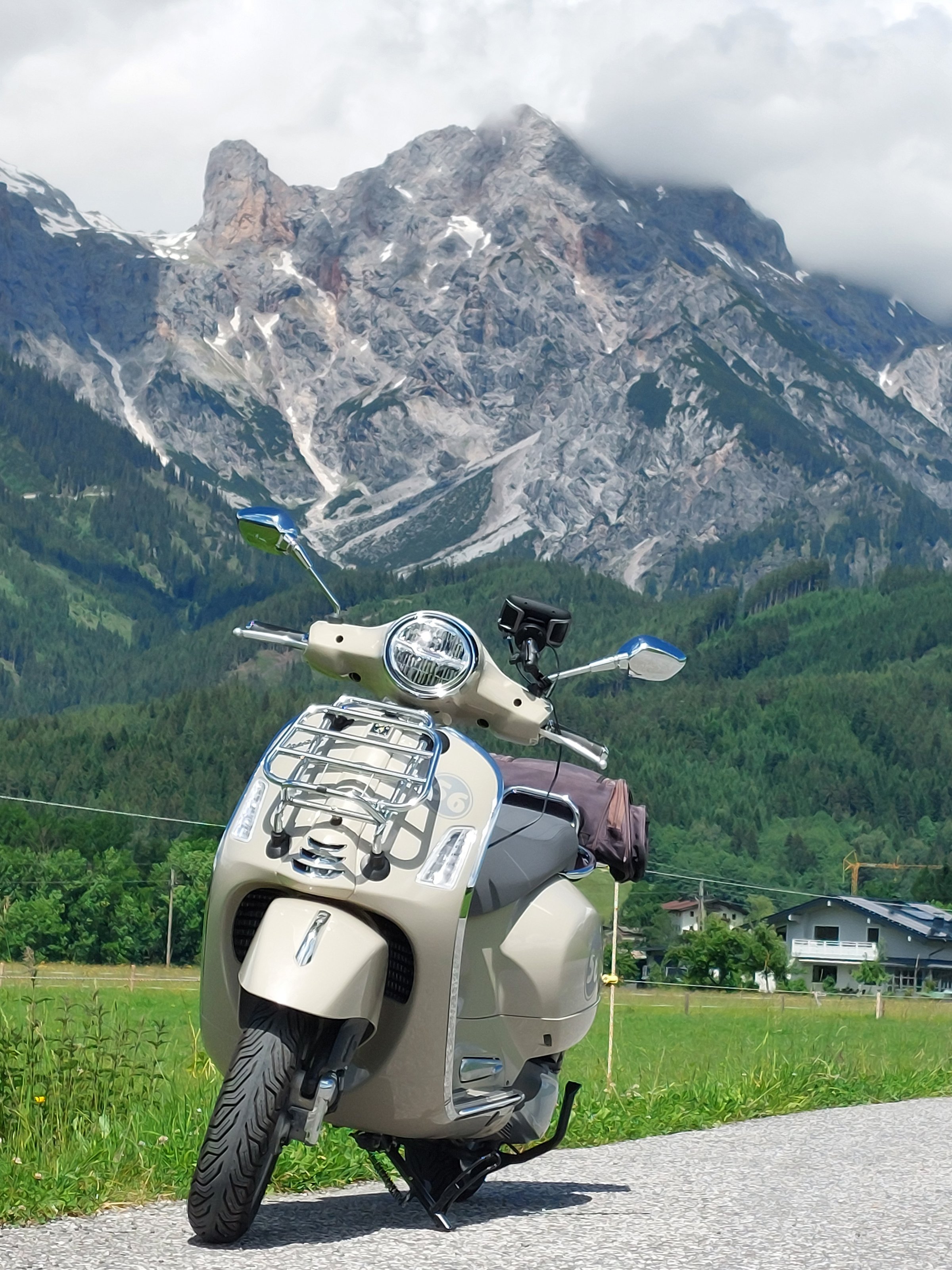 Vespa Alp Days Anfang Juni 2024, hier: i. d. Nähe v. Zell am See