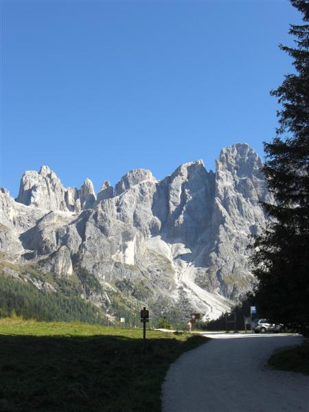 Zufahrt zum Passo della Costazza übers Tal Malga Venegiotta! Vorsicht nicht erwischen lassen und hoffen dass die Schranke offen ist.